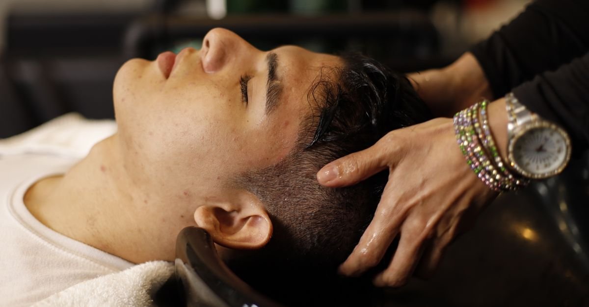 تساقط الشعر عند الرجال: ما الذي تفعله العناية الطبيعية فعلاً؟